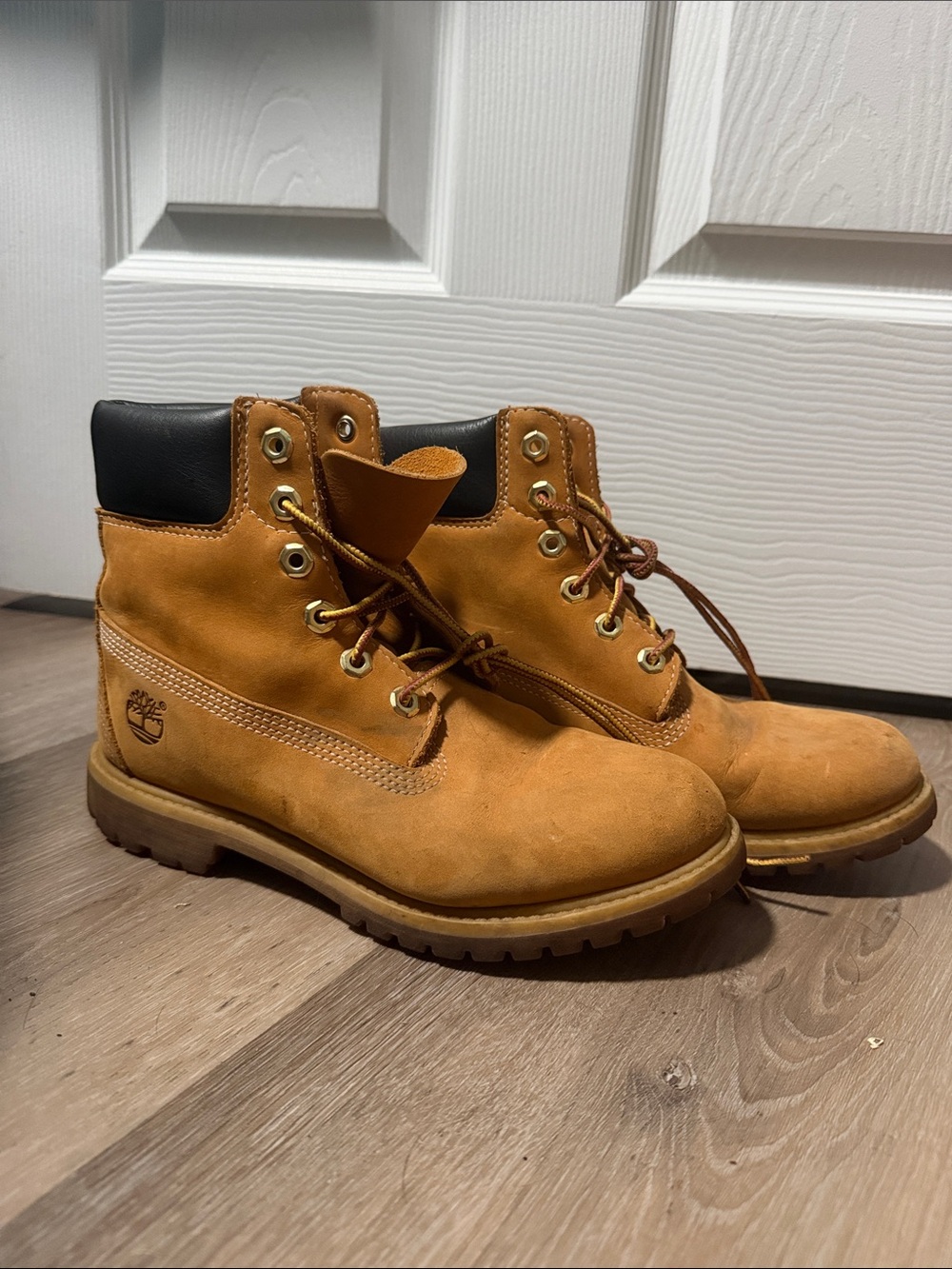 Timberland Wheat Nubuck Women’s 6-Inch Boots size 8 - Honey Tan/Black Collar
